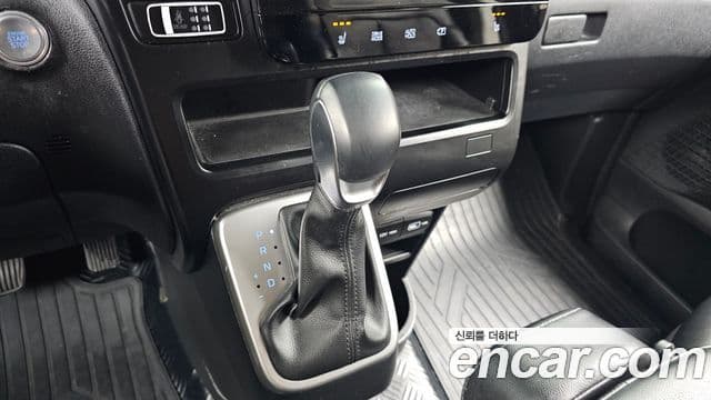 Hyundai Staria 2023 — ფოტო 9/20