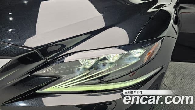 Lexus LS500h 2019 — ფოტო 30/35