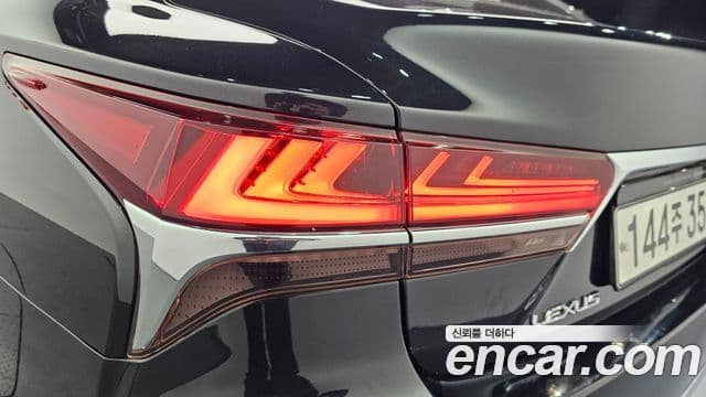 Lexus LS500h 2019 — ფოტო 8/35