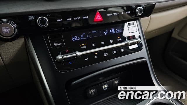 Kia Carnival 2022 — ფოტო 17/20