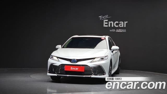 Toyota Camry 2024 — ფოტო 19/30