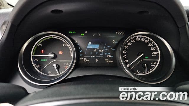 Toyota Camry 2024 — ფოტო 18/30