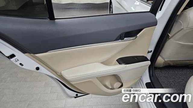 Toyota Camry 2024 — ფოტო 17/30