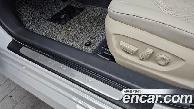 Toyota Camry 2024 — ფოტო 15/30