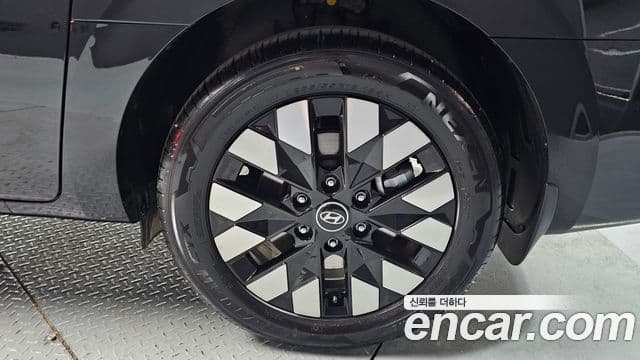 Hyundai Staria 2025 — Photo 18/34