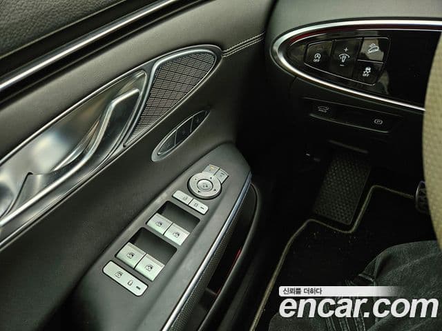 Genesis GV70 2021 — ფოტო 16/20
