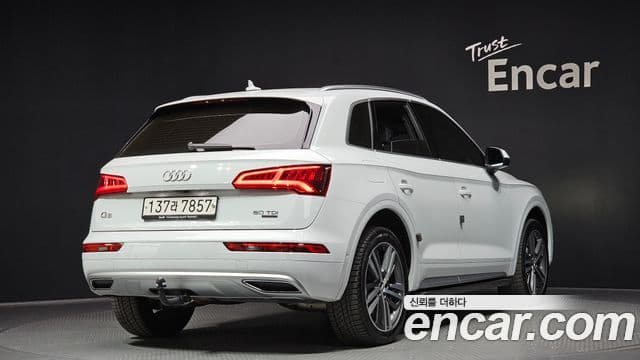 Audi Q5 2020 — Фото 1/20