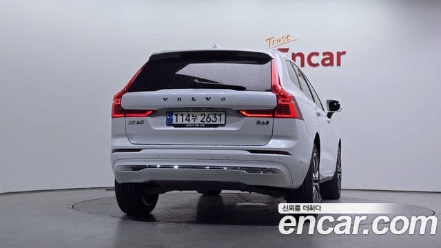 Volvo XC60 2023 — Photo 18/32