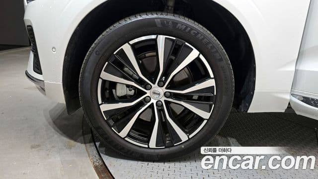 Volvo XC60 2023 — Photo 21/32