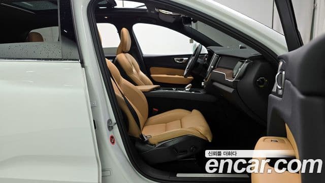 Volvo XC60 2023 — Photo 9/32