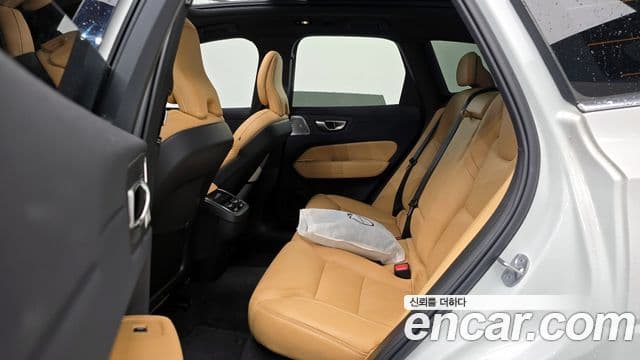 Volvo XC60 2023 — фото 12 из 20