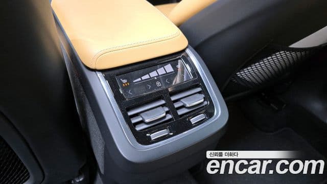 Volvo XC60 2023 — ფოტო 17/20