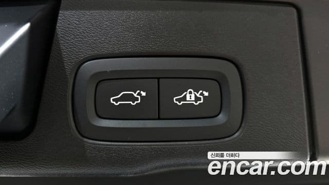Volvo XC60 2023 — Photo 2/32