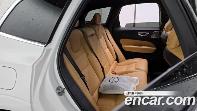Volvo XC60 2023 — Photo 8/32