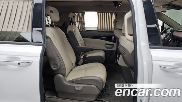 Kia Carnival 2021 — фото 12 из 20