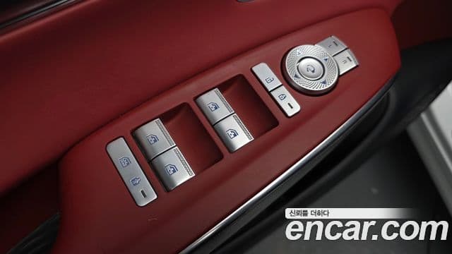 Genesis GV70 2021 — ფოტო 32/35