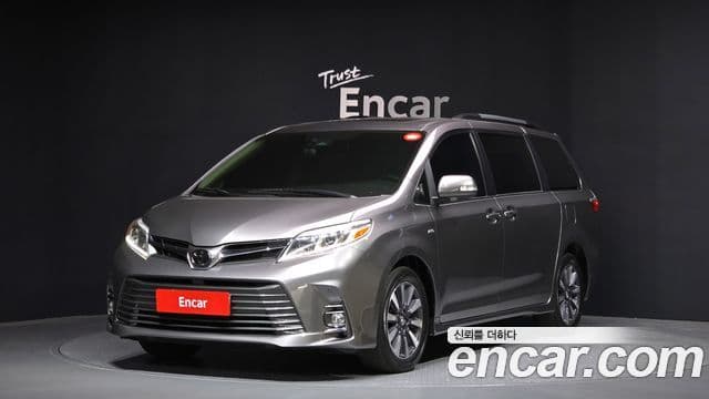 Toyota Sienna 2019 — ფოტო 1/20