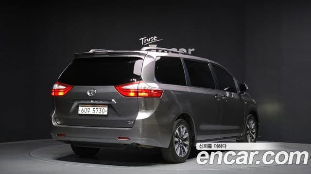 Toyota Sienna 2019 — ფოტო 2/20