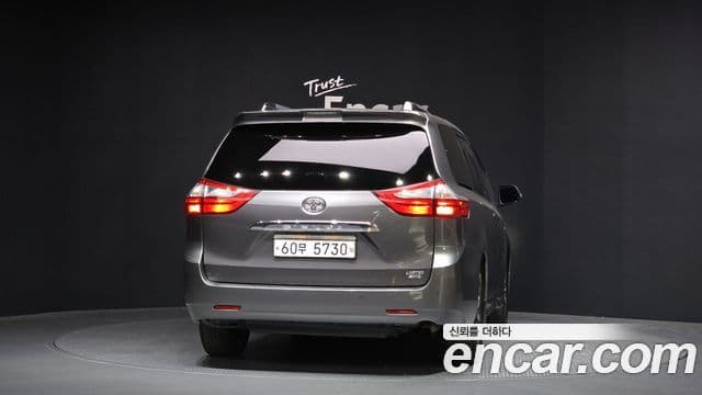 Toyota Sienna 2019 — ფოტო 4/20