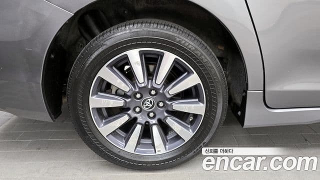 Toyota Sienna 2019 — ფოტო 5/20