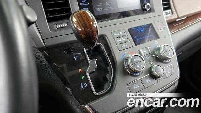 Toyota Sienna 2019 — ფოტო 9/20