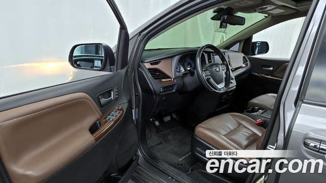 Toyota Sienna 2019 — ფოტო 10/20