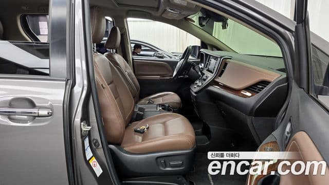 Toyota Sienna 2019 — ფოტო 11/20