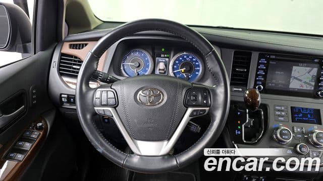 Toyota Sienna 2019 — ფოტო 13/20