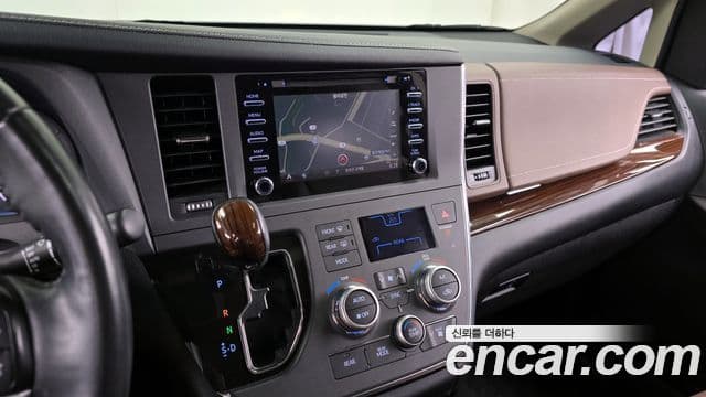 Toyota Sienna 2019 — ფოტო 14/20