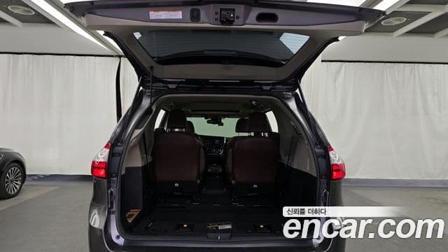 Toyota Sienna 2019 — ფოტო 20/20