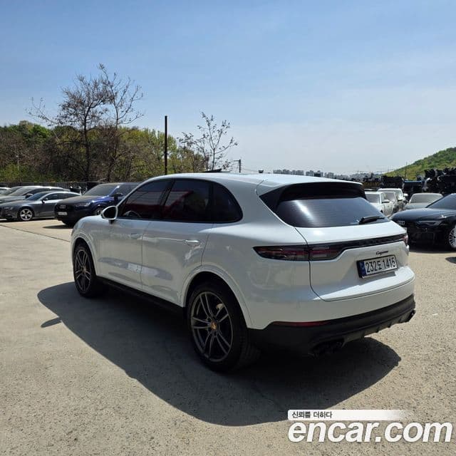 Porsche Cayenne 2023 — ფოტო 15/20