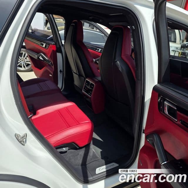 Porsche Cayenne 2023 — ფოტო 7/20