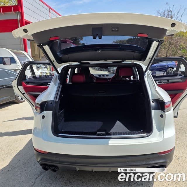 Porsche Cayenne 2023 — ფოტო 3/20