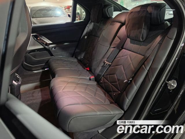 BMW 7 Series 2025 — ფოტო 8/20