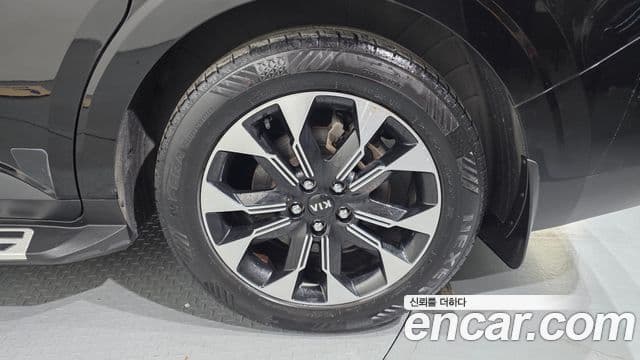 Kia Carnival 2021 — Şəkil 28/32