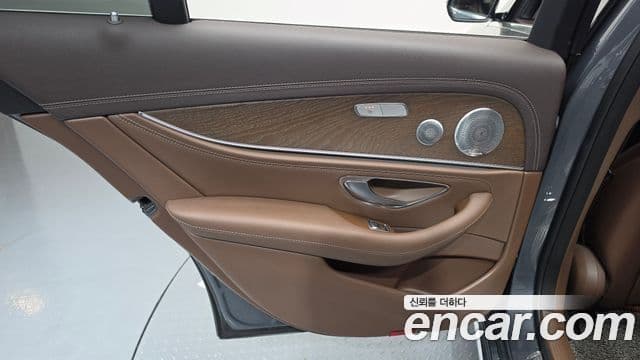 Mercedes-Benz E-Class 2019 — Photo 33/33