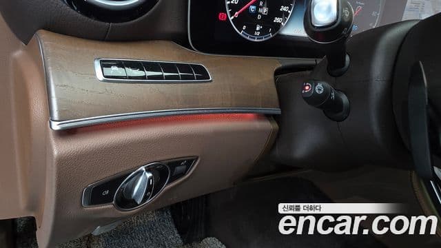 Mercedes-Benz E-Class 2019 — Photo 23/33