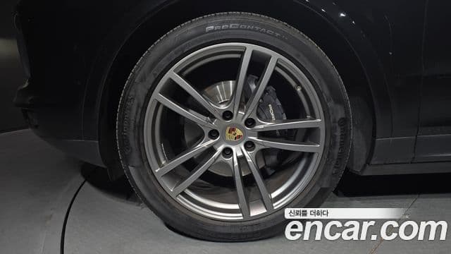 Porsche Cayenne 2023 — ფოტო 5/20