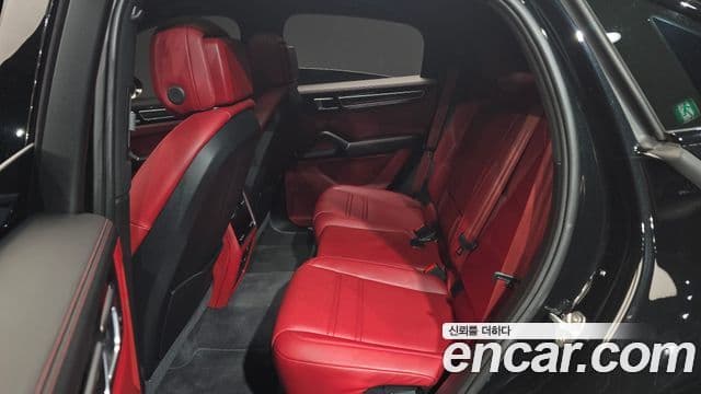 Porsche Cayenne 2023 — ფოტო 11/20
