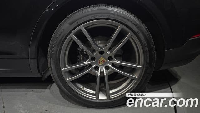 Porsche Cayenne 2023 — ფოტო 22/35