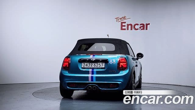 Mini Cooper S Convertible 2018 — ფოტო 22/31