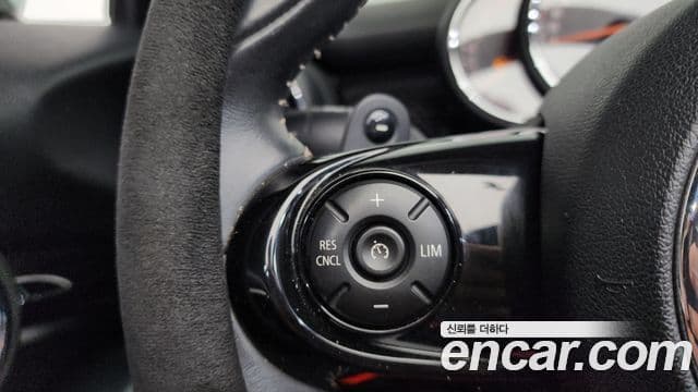 Mini Cooper S Convertible 2018 — ფოტო 13/31