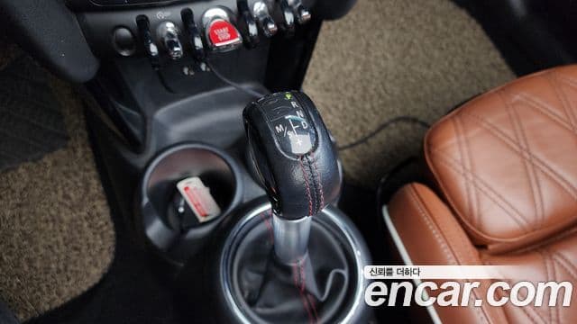 Mini Cooper S Convertible 2018 — ფოტო 2/31