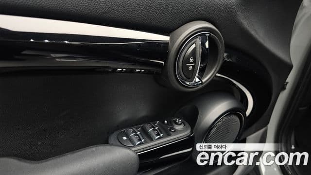Mini Cooper 2021 — ფოტო 17/20
