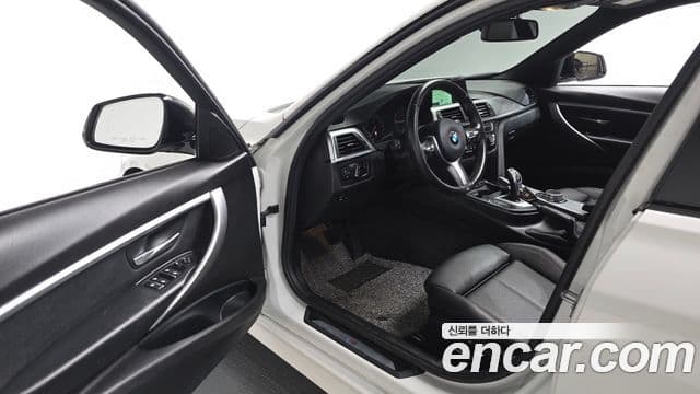BMW 3 Series 2018 — Фото 10/20
