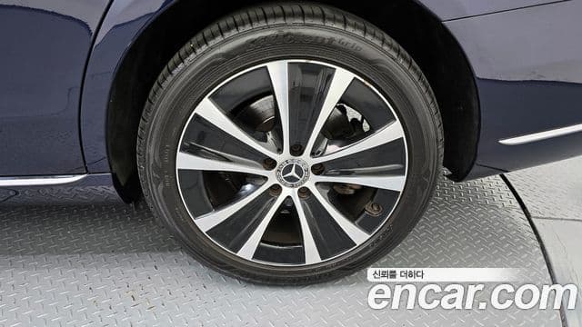 Mercedes-Benz E-Class 2020 — Photo 11/37