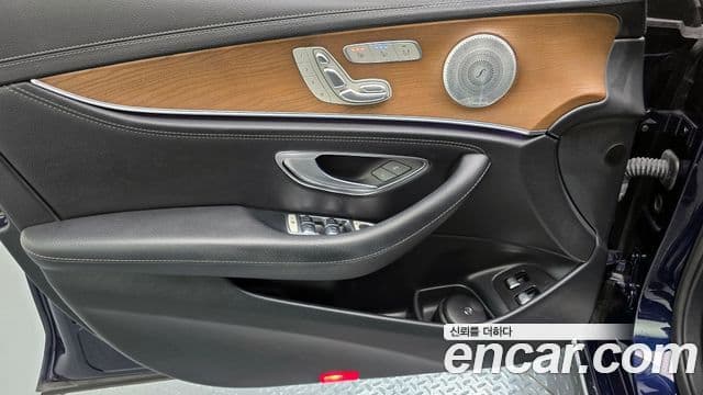 Mercedes-Benz E-Class 2020 — Photo 12/37