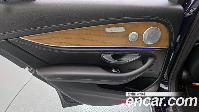Mercedes-Benz E-Class 2020 — Photo 16/37
