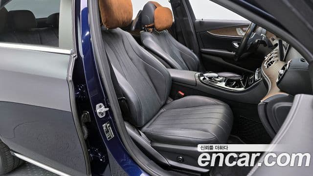 Mercedes-Benz E-Class 2020 — Photo 2/37