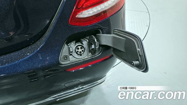 Mercedes-Benz E-Class 2020 — Photo 28/37